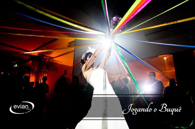 Blog Buffet Evian Eventos | Maneiras diferentes de jogar o buquê de noiva Blog Buffet Evian Eventos | Maneiras diferentes de jogar o buquê de noiva